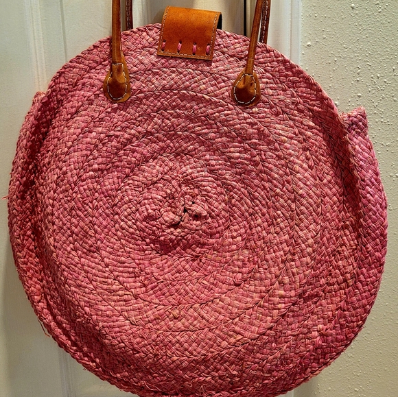 La Jolla round raffia/ straw handbag wifh straw tassel made in Madagascar - Picture 4 of 8